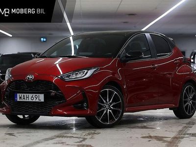 Röd Begagnad 2023 Toyota Yaris Hybrid Plus Halvkombi | 249 900 kr (Marknadspris)