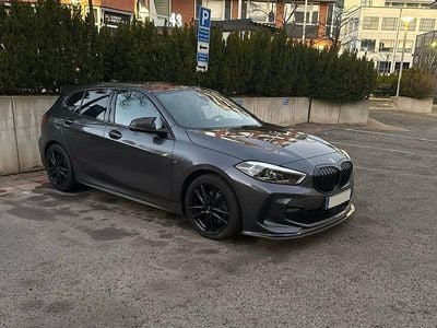 Begagnad 2020 BMW 118 Halvkombi | 239 900 kr (Marknadspris)