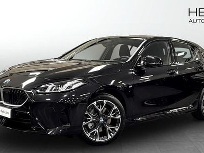 Svart (black sapphire metallic) Begagnad 2025 BMW 120 Shadowline Halvkombi | 364 700 kr (Bra pris)