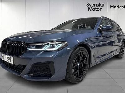 Blå Begagnad 2022 BMW 530e M Sport Kombi | 379 200 kr (Marknadspris)