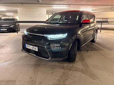 Svart med rött tak Begagnad 2020 Kia Soul EV SUV | 165 000 kr (Marknadspris)