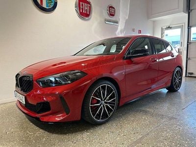Röd Begagnad 2023 BMW M135 M Performance Halvkombi | 509 900 kr (Lite dyr)