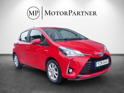 Röd Begagnad 2017 Toyota Yaris Hybrid Active Halvkombi | 139 900 kr (Bra pris)