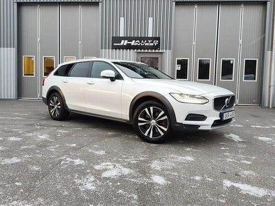 Begagnad Volvo V90 CC Momentum 197 HK (144 kW) 2022 Vit Kombi