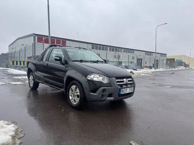 Begagnad Fiat Strada 95 HK (69 kW) 2013 Svart