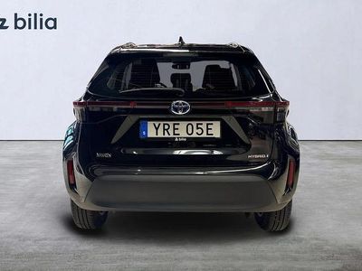Begagnad Toyota Yaris Hybrid Active 117 HK (86 kW) 2022 Svart