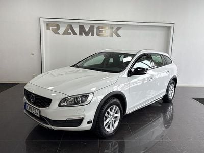 Begagnad Volvo V60 CC Momentum 150 HK (110 kW) 2017 Vit Kombi