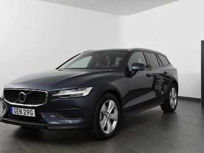 Mörkblå Begagnad 2024 Volvo V60 CC Core Kombi | 389 500 kr (Marknadspris)