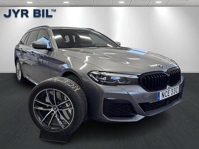 Grå Begagnad 2024 BMW 530e M Sport Kombi | 469 000 kr (Marknadspris)