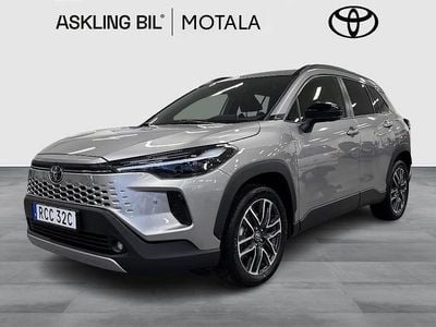 Grå Begagnad 2025 Toyota Corolla Cross Style SUV | 419 000 kr (Marknadspris)