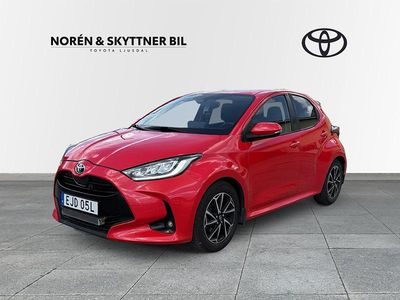 Röd Begagnad 2021 Toyota Yaris Hybrid Active Halvkombi | 179 000 kr (Lite dyr)