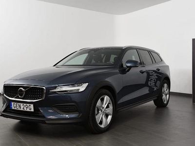 Mörkblå Begagnad 2024 Volvo V60 CC Core Kombi | 389 500 kr (Superpris)
