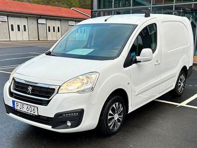 Vit Begagnad 2017 Peugeot Partner Minibuss | 79 000 kr (Marknadspris)