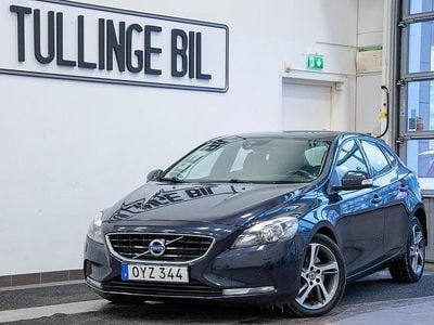 Mörkblå Begagnad 2015 Volvo V40 Kinetic Halvkombi | 169 800 kr (Marknadspris)