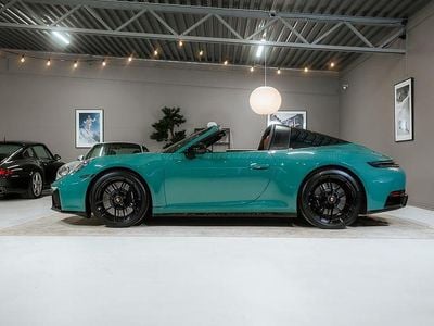 Begagnad Porsche 911 541 HK (397 kW) 2025 Smyrna green