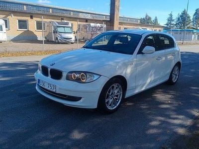Begagnad BMW 118 Comfort Edition 143 HK (105 kW) 2010 Vit Halvkombi