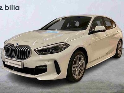 Vit Begagnad 2022 BMW 118 M Sport Halvkombi | 259 900 kr (Marknadspris)