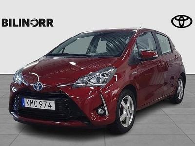 Begagnad Toyota Yaris Hybrid Active 102 HK (75 kW) 2017 Röd Halvkombi