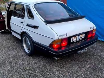 Vit Begagnad 1990 Saab 900 Halvkombi | 75 000 kr