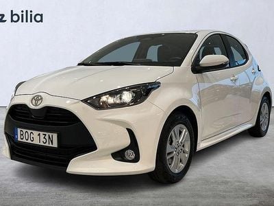 Vit Begagnad 2025 Toyota Yaris Hybrid Active Halvkombi | 244 900 kr (Marknadspris)