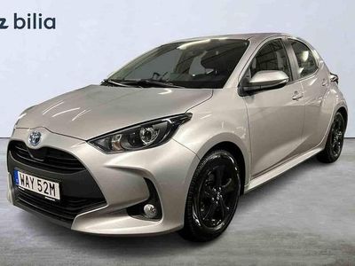 Silver Begagnad 2023 Toyota Yaris Hybrid Halvkombi | 223 900 kr (Marknadspris)