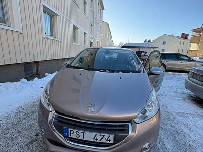Begagnad Peugeot 208 82 HK (60 kW) 2012 Rosa metallic Halvkombi