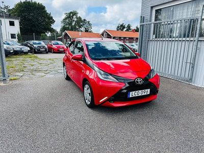 Begagnad Toyota Aygo Play 70 HK (51 kW) 2015 Röd Halvkombi