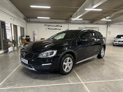Svart Begagnad 2016 Volvo V60 CC Summum Kombi | 149 900 kr (Lite dyr)