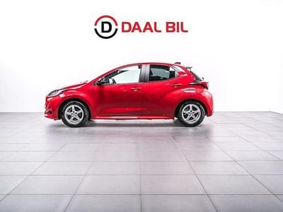 Röd Begagnad 2022 Toyota Yaris Hybrid Sport Sportkupé | 249 700 kr (Marknadspris)