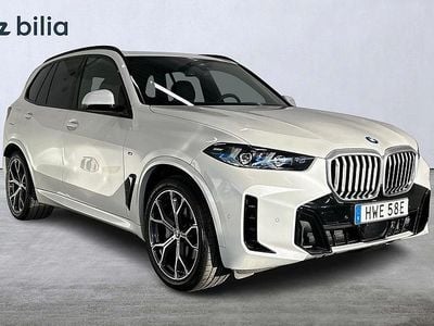 Vit Begagnad 2025 BMW X5 Comfort Edition SUV | 949 000 kr (Marknadspris)