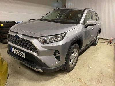 Silver Begagnad 2020 Toyota RAV4 Hybrid Active SUV | 329 000 kr (Lite dyr)
