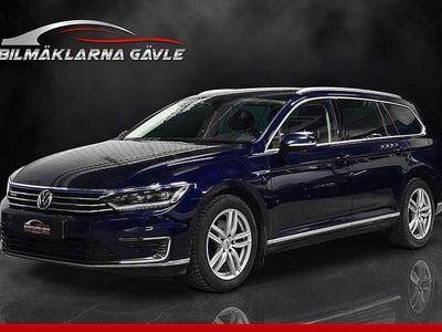 Mörkblå Begagnad 2017 VW Passat GTE Kombi | 144 700 kr (Marknadspris)