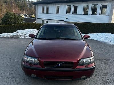 Begagnad Volvo S60 Business Edition 170 HK (125 kW) 2001 Vinröd metallic Sedan