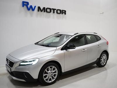 Silver Begagnad 2016 Volvo V40 Summum Halvkombi | 154 400 kr (Marknadspris)