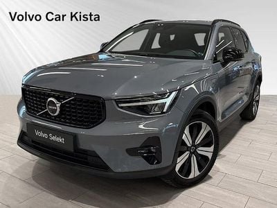 Grå Begagnad 2023 Volvo XC40 Plus SUV | 374 900 kr (Marknadspris)