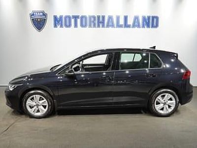 Svart Begagnad 2022 VW Golf VIII Halvkombi | 239 900 kr (Marknadspris)