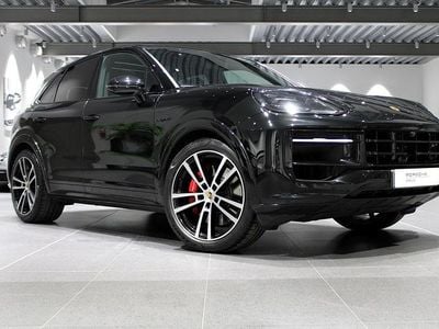Svart Begagnad 2024 Porsche Cayenne S E-Hybrid SUV | 1 135 000 kr (Superpris)