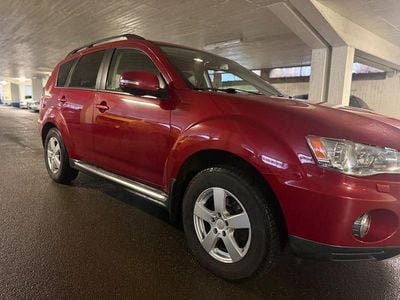 Begagnad Mitsubishi Outlander 156 HK (114 kW) 2011 Mörkröd SUV