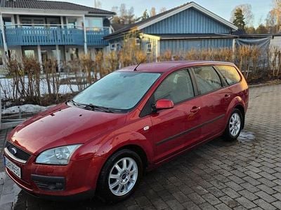 Begagnad Ford Focus 125 HK (91 kW) 2007 Vinröd Kombi