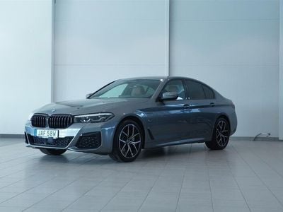 Begagnad BMW 545e M Sport 394 HK (289 kW) 2023 Grå/silver Sedan