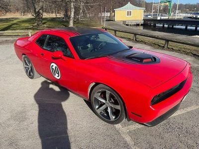 Knallröd Begagnad 2014 Dodge Challenger Sportkupé | 275 000 kr