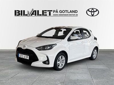Vit Begagnad 2025 Toyota Yaris Hybrid Halvkombi | 239 000 kr (Marknadspris)