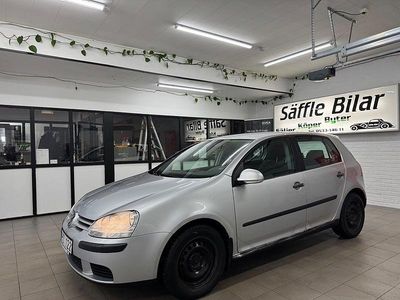 Begagnad VW Golf IV Trendline 116 HK (85 kW) 2005 Silver Halvkombi
