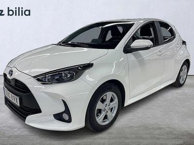 Vit Begagnad 2022 Toyota Yaris Hybrid Active Halvkombi | 219 900 kr (Marknadspris)