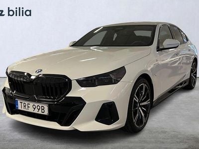 Alpine white Begagnad 2025 BMW 530 M Sport Sedan | 679 900 kr