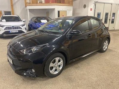 Svart Begagnad 2022 Toyota Yaris Hybrid Active Halvkombi | 169 900 kr (Bra pris)
