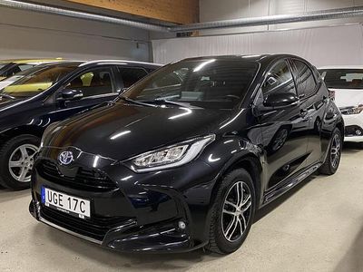 Svart Begagnad 2021 Toyota Yaris Hybrid Style Halvkombi | 214 900 kr (Marknadspris)