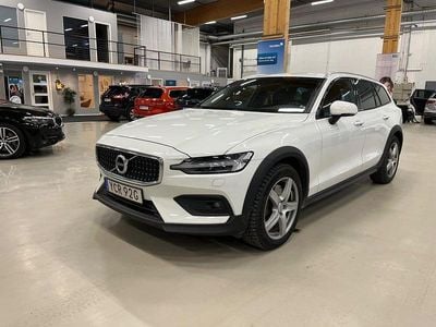 Vit Begagnad 2019 Volvo V60 CC Momentum Kombi | 299 000 kr