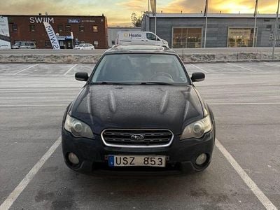 En enkel clean svart. Begagnad 2004 Subaru Outback Kombi | 13 000 kr (Superpris)