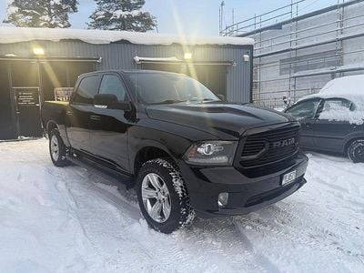 Svart Begagnad 2018 RAM 1500 Pickup | 398 750 kr (Marknadspris)